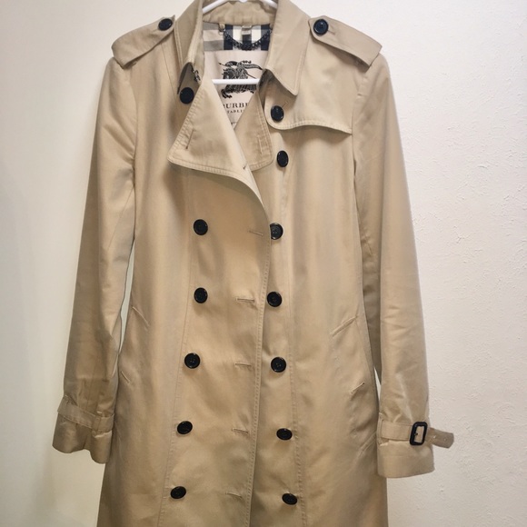 Gorgeous Burberry Coat Almost New - Picture 4 of 8